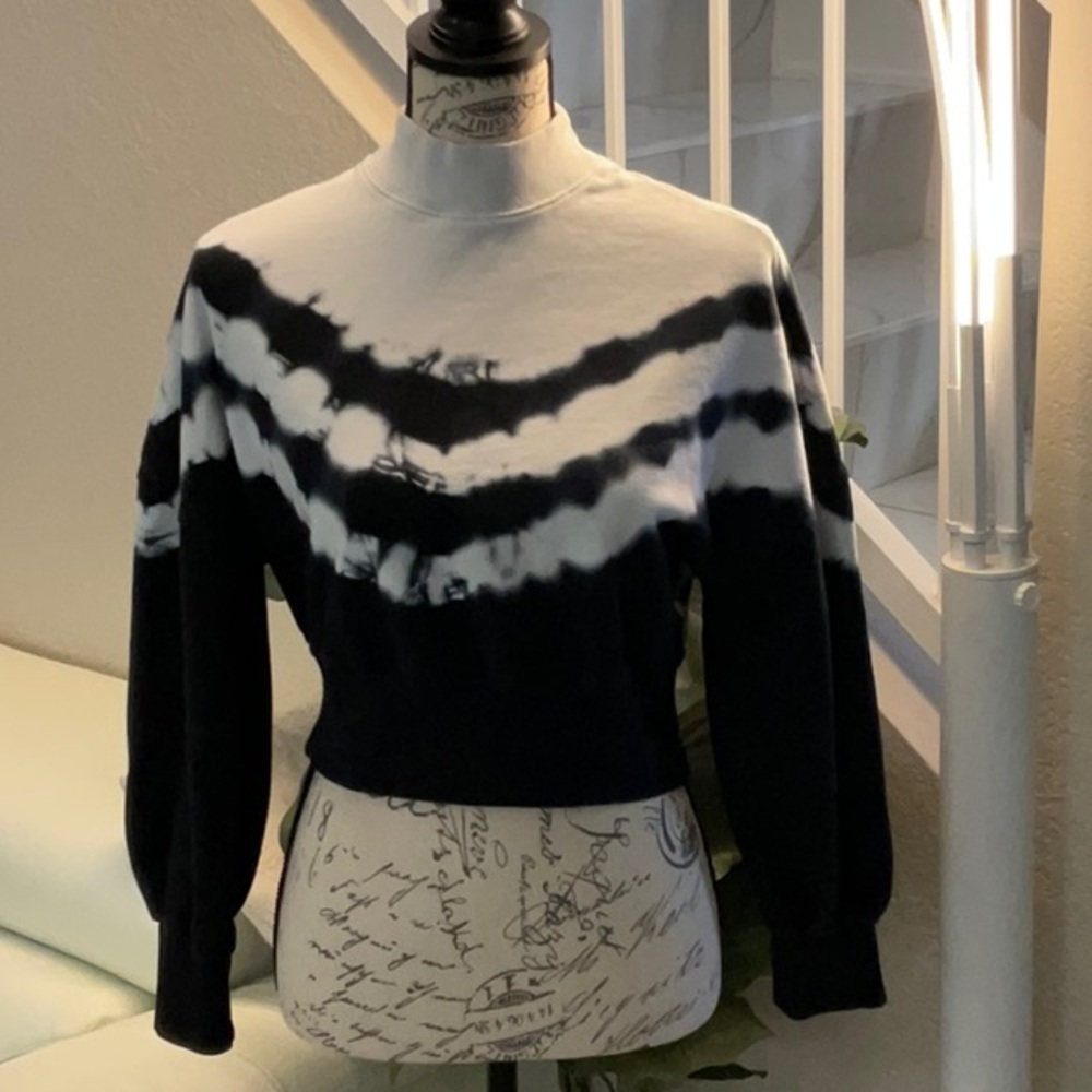 Fabletics Chic Black and White Tie-Dye cropped Sweater. Size S